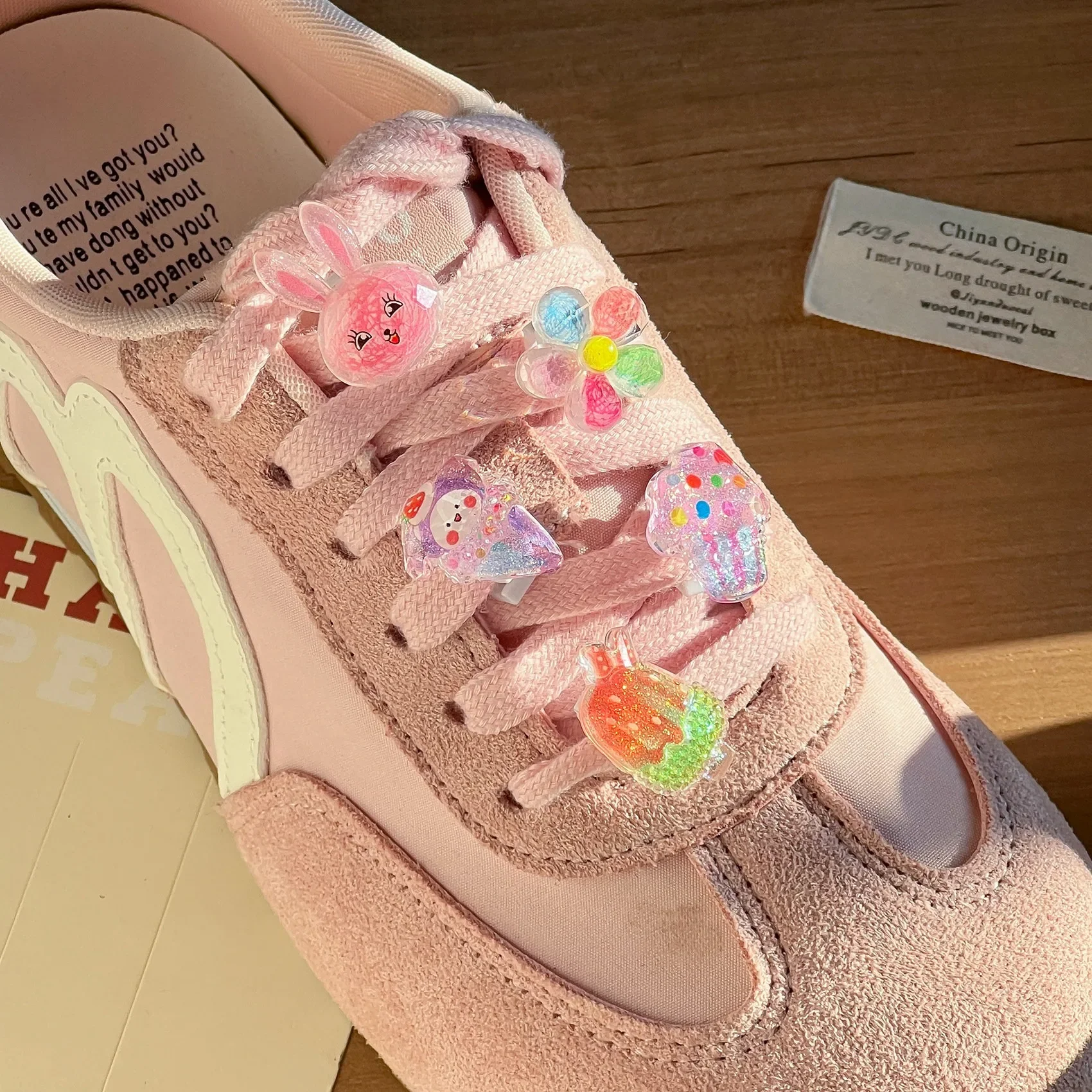 1Pcs Glitter Acrylic Shoe Charms with Cute Bunny Rainbow Flower, Sweet Lace Decorations for Sneakers, DIY Shoe Accessories