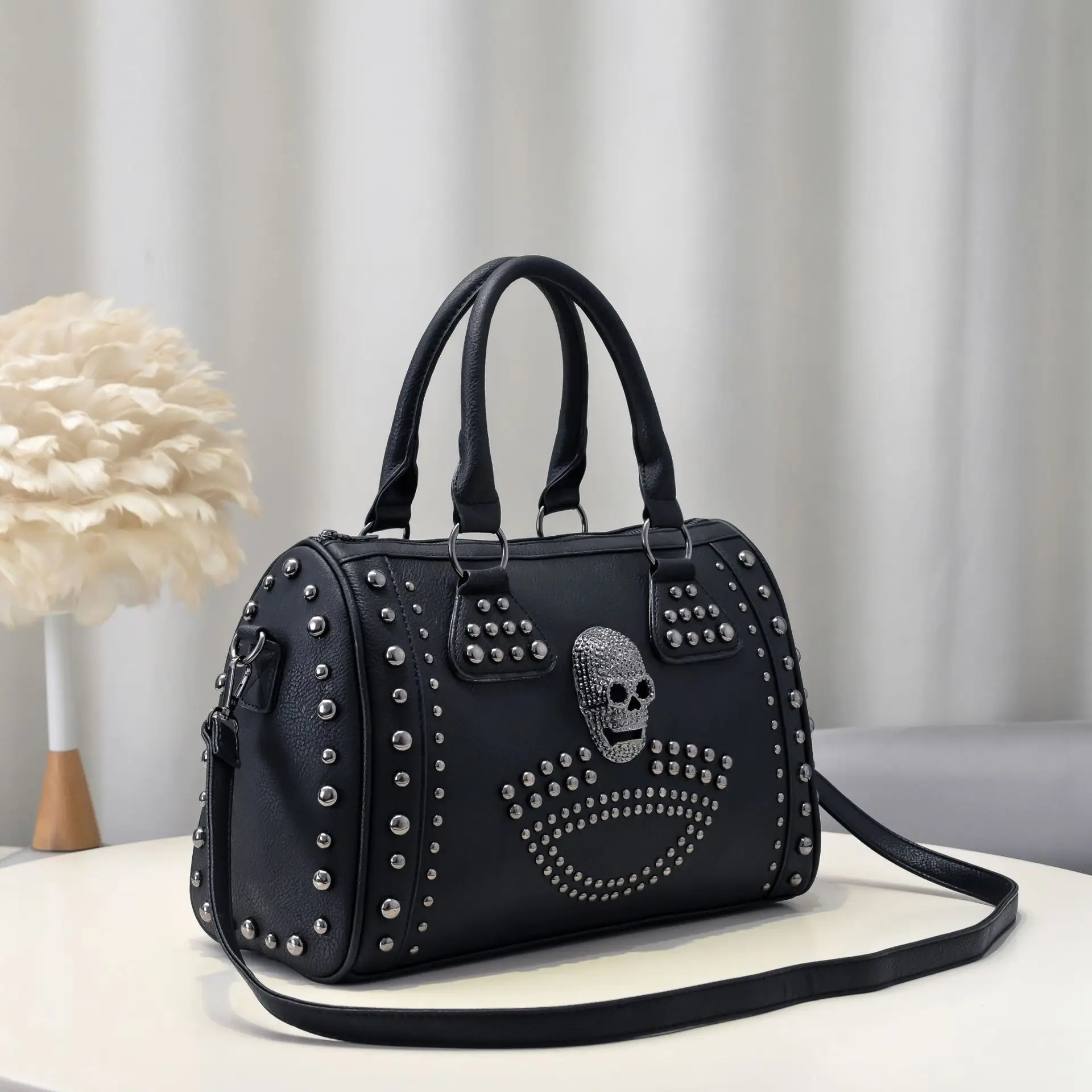 

Универсальная сумка-подушка в стиле панк, новинка 2025 года, повседневная мягкая кожаная сумка через плечо с заклепками и головой черепа, большая вместительная ручная сумка через плечо