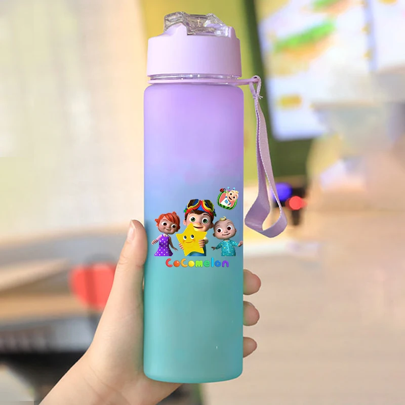750 مللي Cocomelons بنات بنين زجاجات مياه خارجية كارتون أنيمي المحمولة شرب القش أكواب مياه الرياضة مكتب زجاجة هدية عيد الميلاد