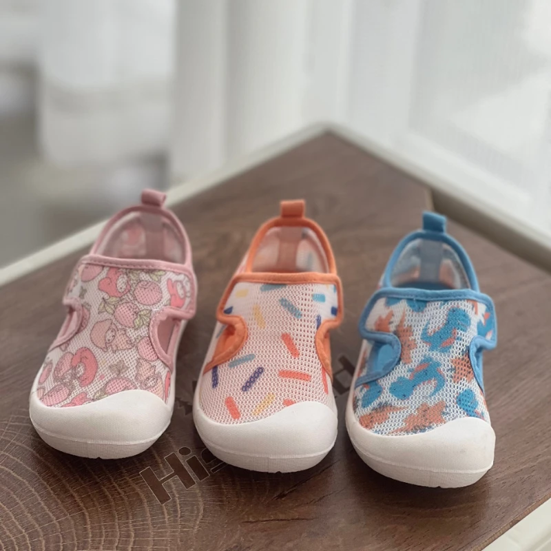 

Новые летние детские сандалии 2026: комфортные, дышащие пляжные туфли для мальчиков, простые универсальные сетчатые туфли без каблука для девочек (Sandalias De Mujer)