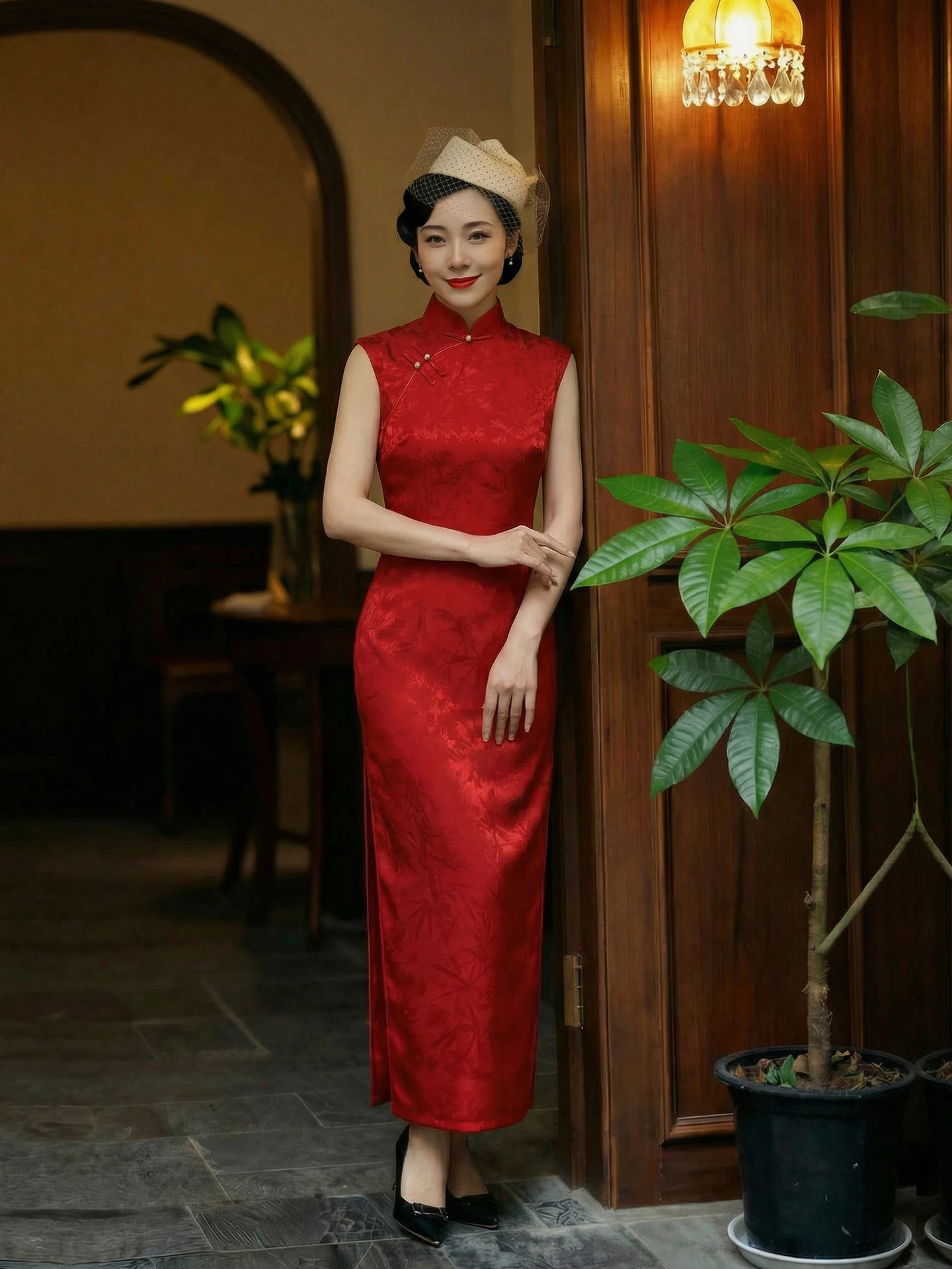 

Весна 2026: Женское приталенное красное платье миди без рукавов с воротником-стойкой в винтажном стиле для повседневной носки – тепло и функциональность