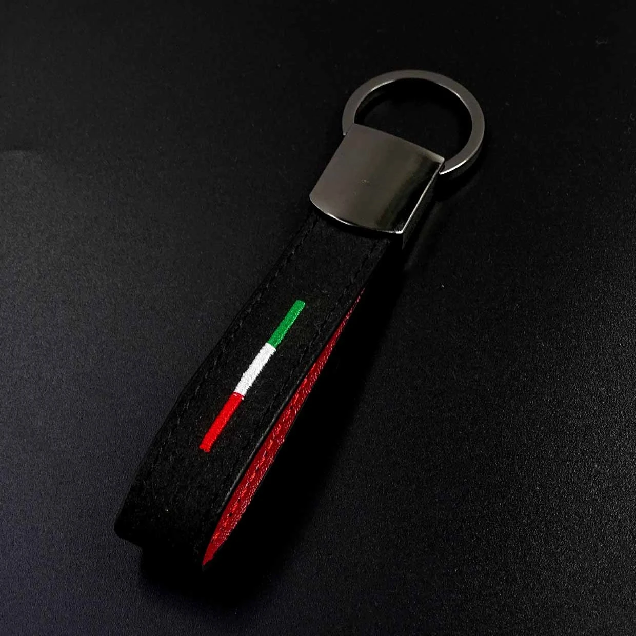 1PC Luxury Leather Car Badges Keychains for Alfa Romeo Logo 159 Giulietta Giulia GT 156 Mito Stelvio Key Chain Rings Accessories