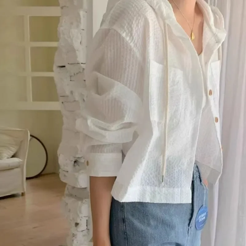 نمط صيفي جديد متعدد الاستخدامات مخطط متباين نمط قصير فضفاض بأكمام طويلة كاجوال للحماية من الشمس مقنعين قميص علوي #4