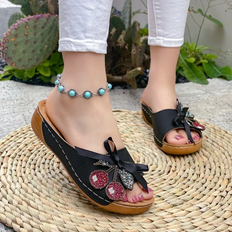 

Тапочки на танкетке, новые летние мягкие шлепанцы на платформе с круглым носком и открытым носком, со стразами и вишневым бантом