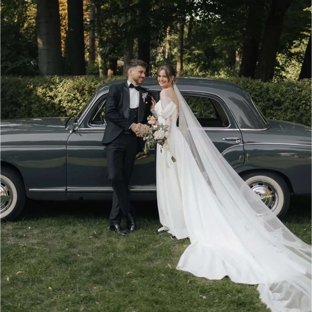 ชุดแต่งงานแบบยาวสั่งตัดพิเศษ ไหล่เฉียง ผ้าลูกไม้ ทรงเอไลน์ ผ้าเครปจับจีบ ผ้าทูลล์ ชายกระโปรงยาวลากพื้น