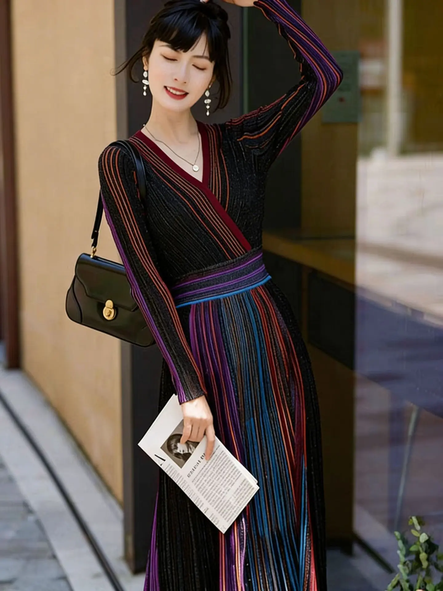 Pastellfarbenes Regenbogen-Gestreiftes Geripptes Strickkleid mit Überschnitt-V-Ausschnitt und Langen Ärmeln, Midi-Kleid, Weiches Wickelkleid, Romantisch-Chic, Trendig für Alltag und Dates 2026 – Detail 10