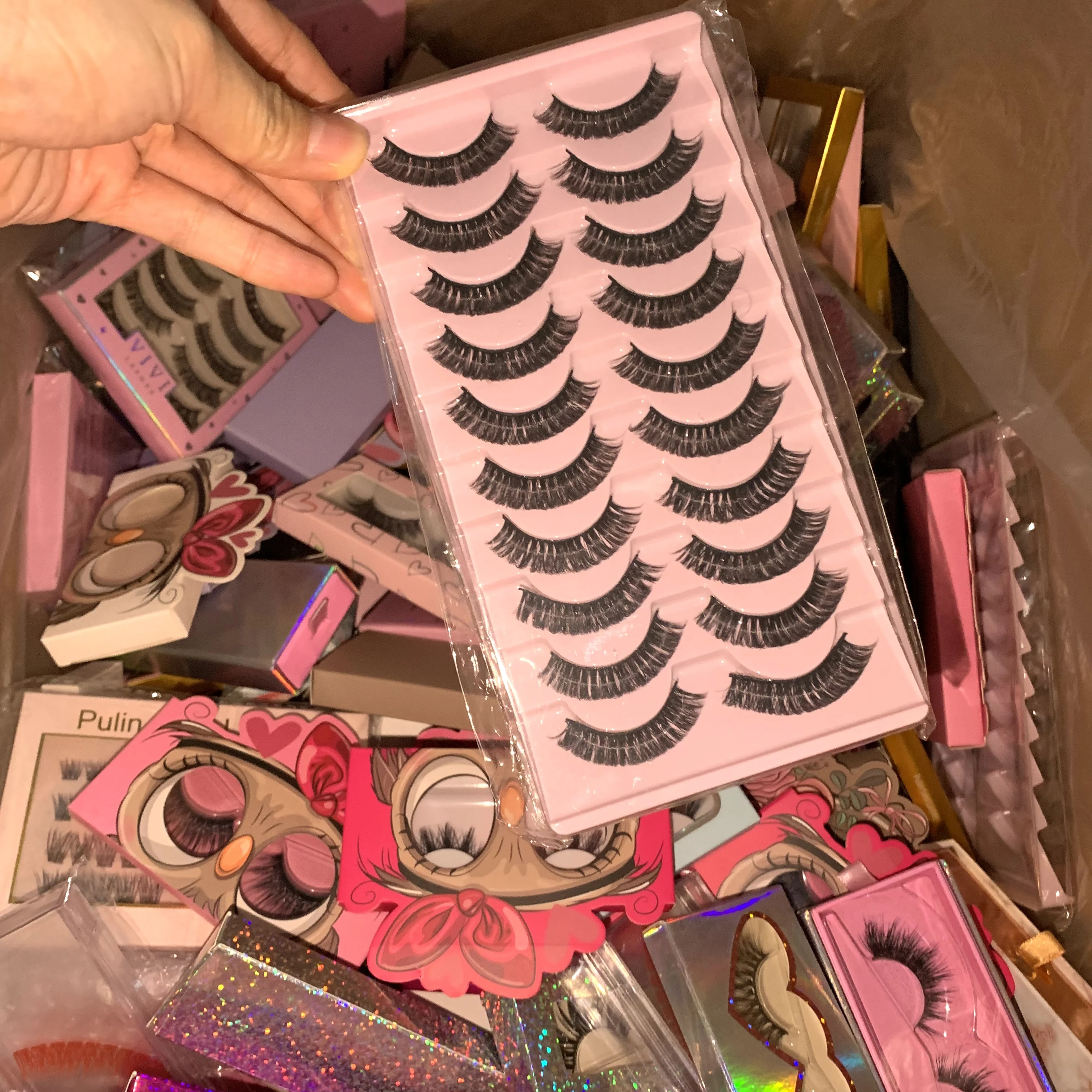 Pudełka Mystery Lashes, zawierają losowo sztuczne rzęsy, rzęsy w paski, rzęsy w klastry i narzędzia