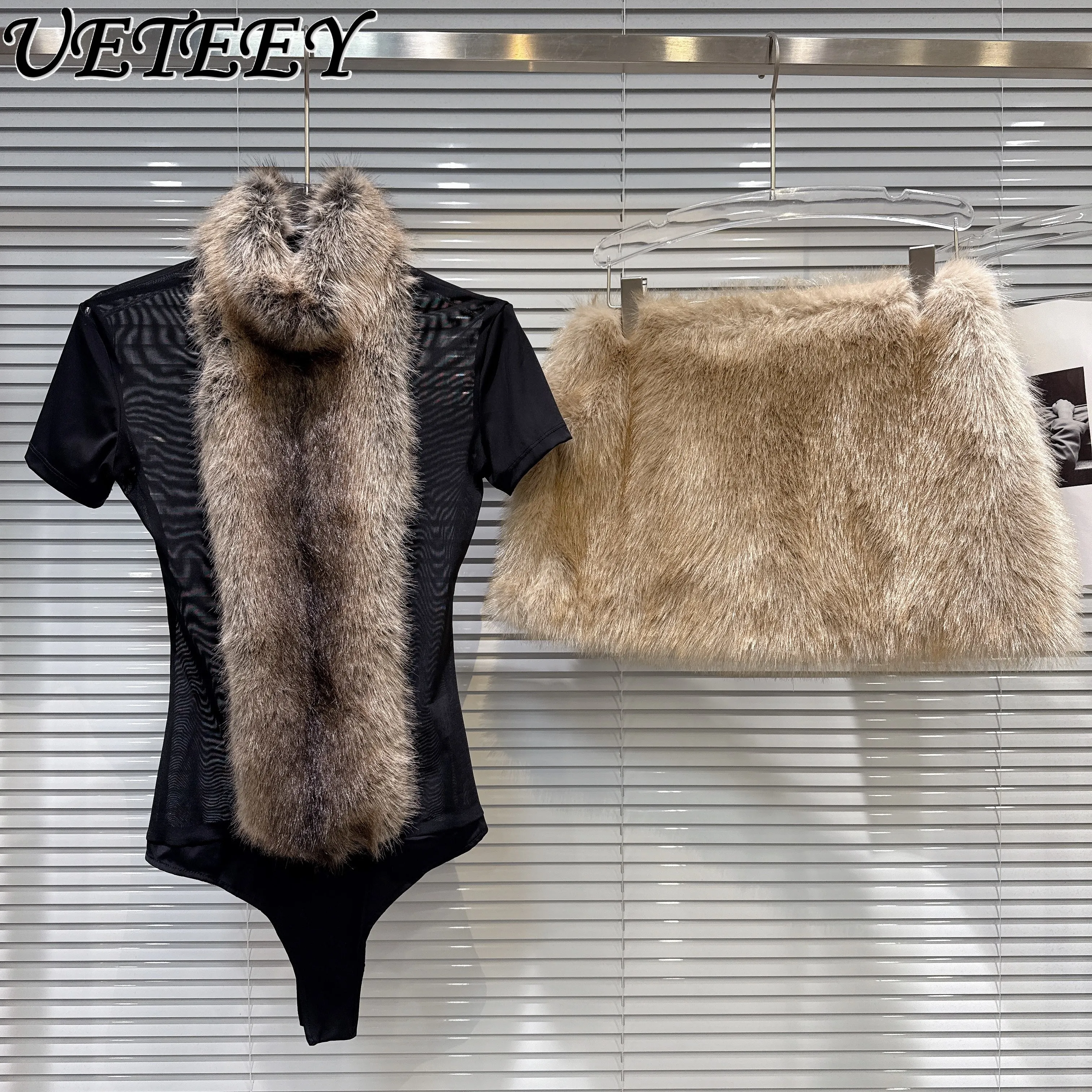 

Новинка 2026: Модный комплект из двух предметов — комбинезон с коротким рукавом из сетки с меховыми вставками и короткая юбка из искусственного меха. Женский комплект.