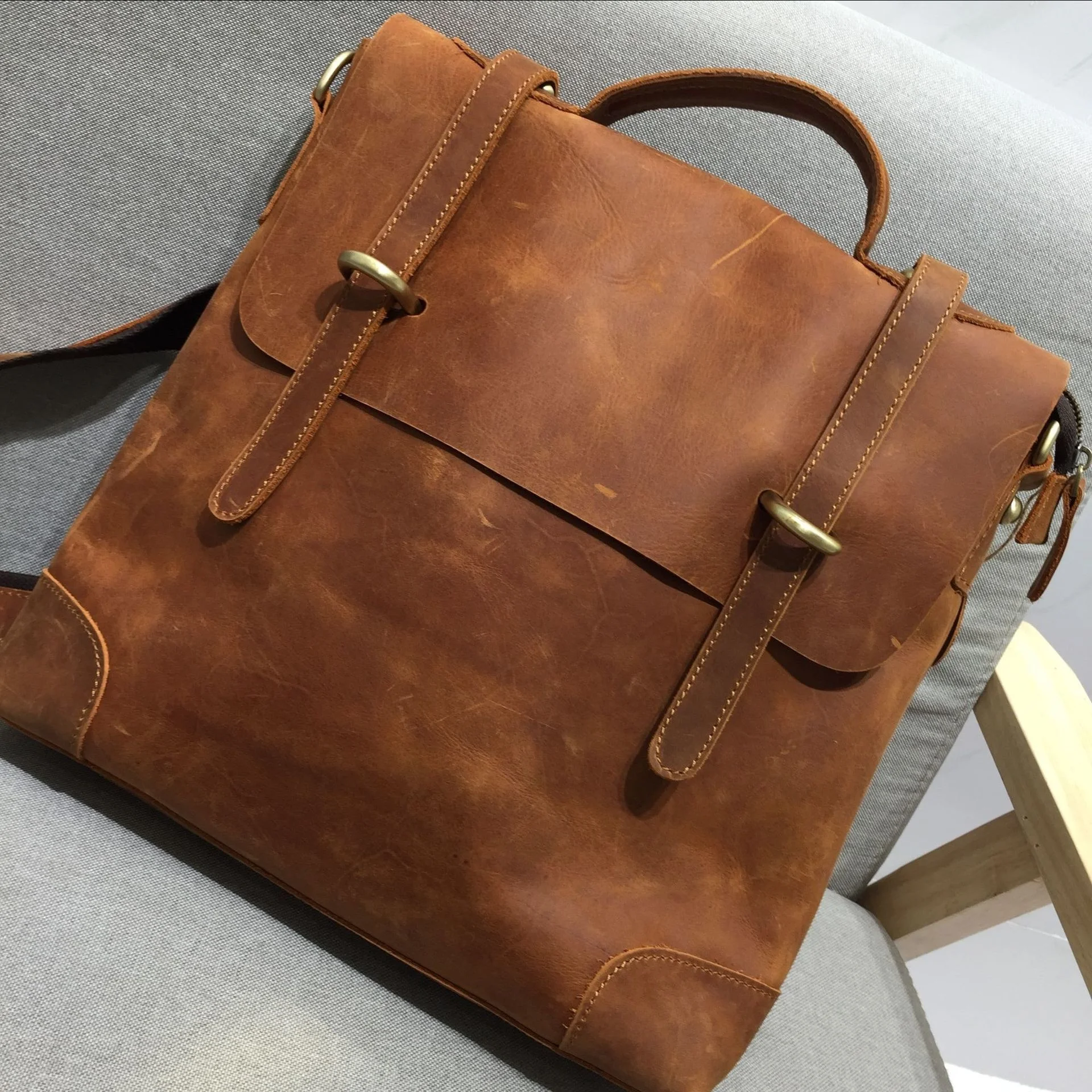 

Genuine leather hand made top layer cowhide crazy horse natural scratch handbag single shoulder bag men and women backpack