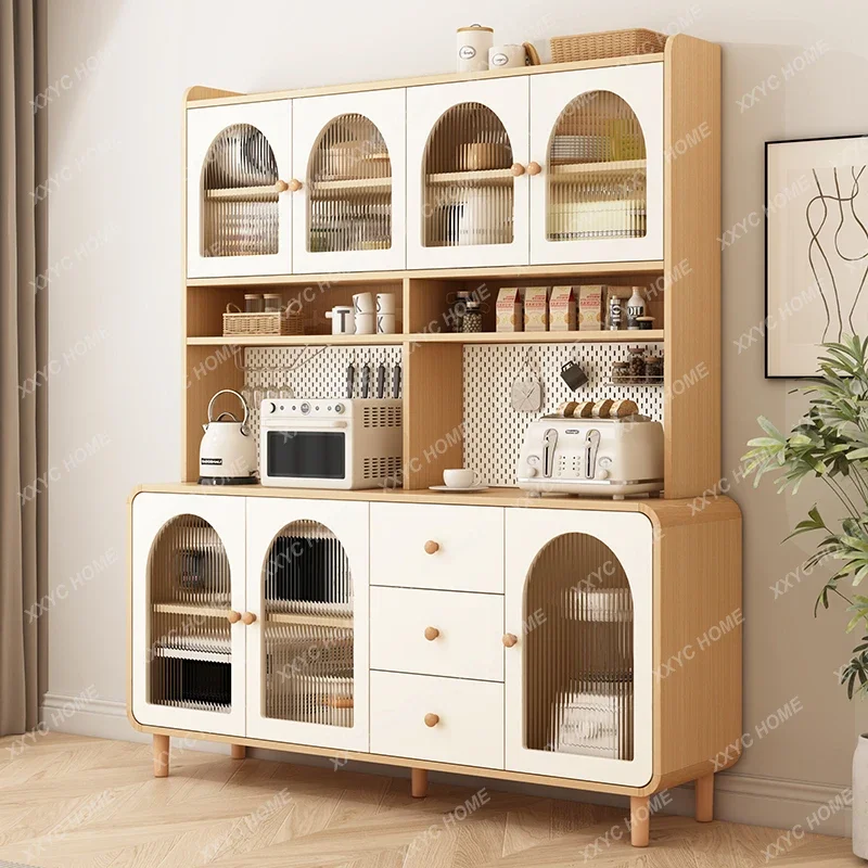 

Высокий обеденный боковой шкаф, интегрированный у стены. Домашний кухонный винный шкаф. Современная простая легкая роскошная стойка для хранения.