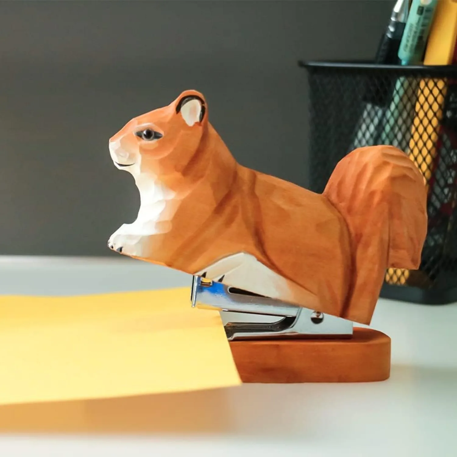 Wooden Animal Stapler, Desktop Stitcher Art Figurine Statue Sculpture for School Office Stationery (Squirrel)