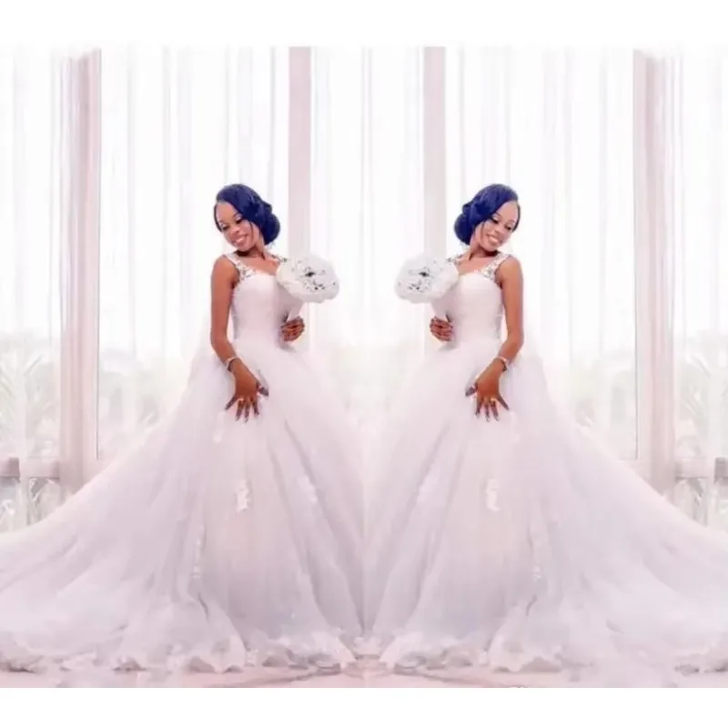 فستان زفاف أبيض مخصص للفتيات باللون الأسود الأفريقي مع دانتيل مزين بدون أكمام فستان زفاف للحديقة الريف مصنوع حسب الطلب مقاس كبير