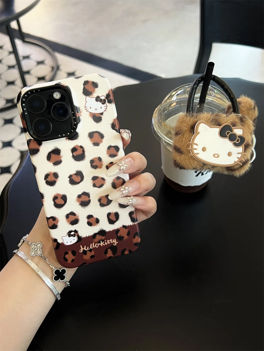

Новый роскошный держатель для фигурок HelloKitty с леопардовым принтом, подходит для iPhone 17, 12, 13, 14, 15, 16 Pro Max с защитой от падения, все включено