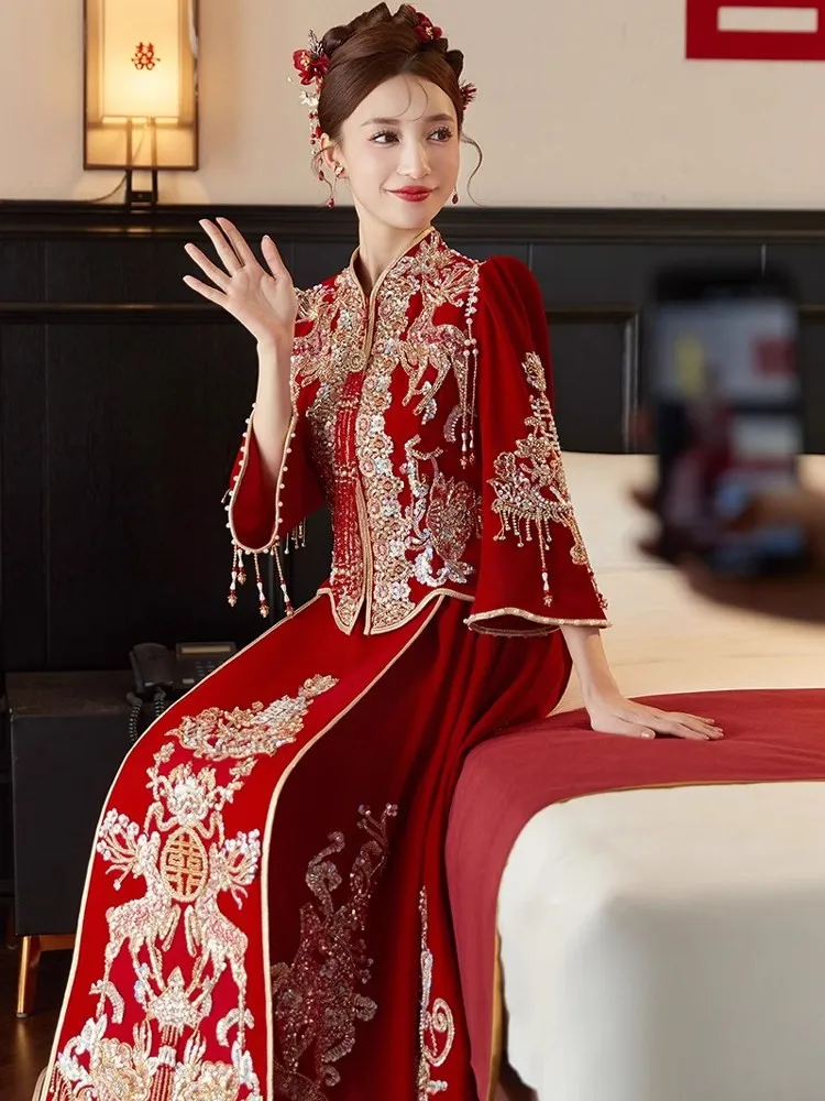 신형 웨딩 의상 신부용 중국풍 드레스 용과 봉이가 새겨진 드레스가 출시되었습니다