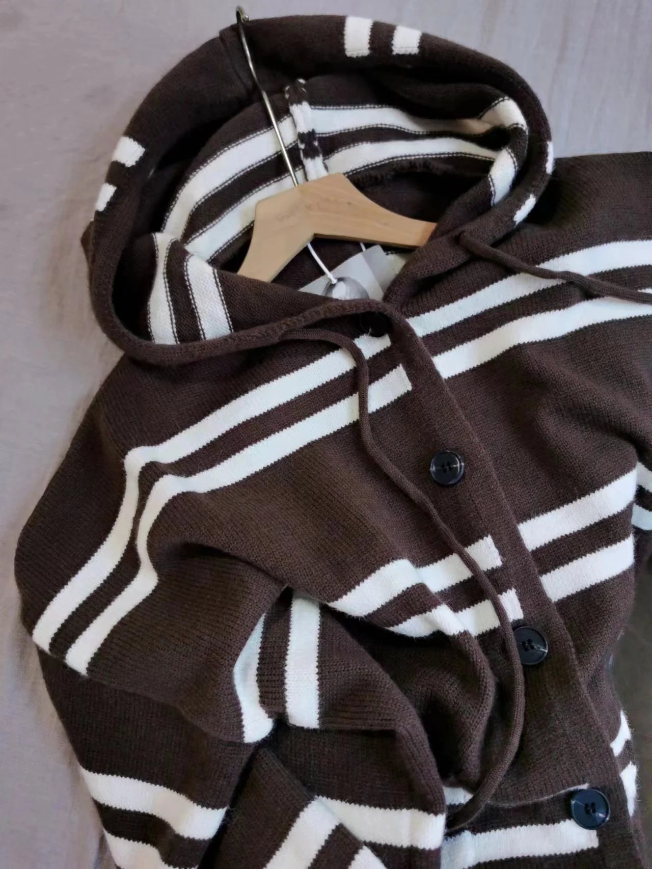 เสื้อคาร์ดิแกนถักลายทางมีฮู้ดสำหรับผู้หญิง แขนยาว ทรงหลวม สไตล์ลำลอง เสื้อแจ็คเก็ตไหมพรมแบบเกาหลี สำหรับฤดูใบไม้ร่วงและฤดูหนาว มีกระดุมและกระเป๋า รุ่น F216