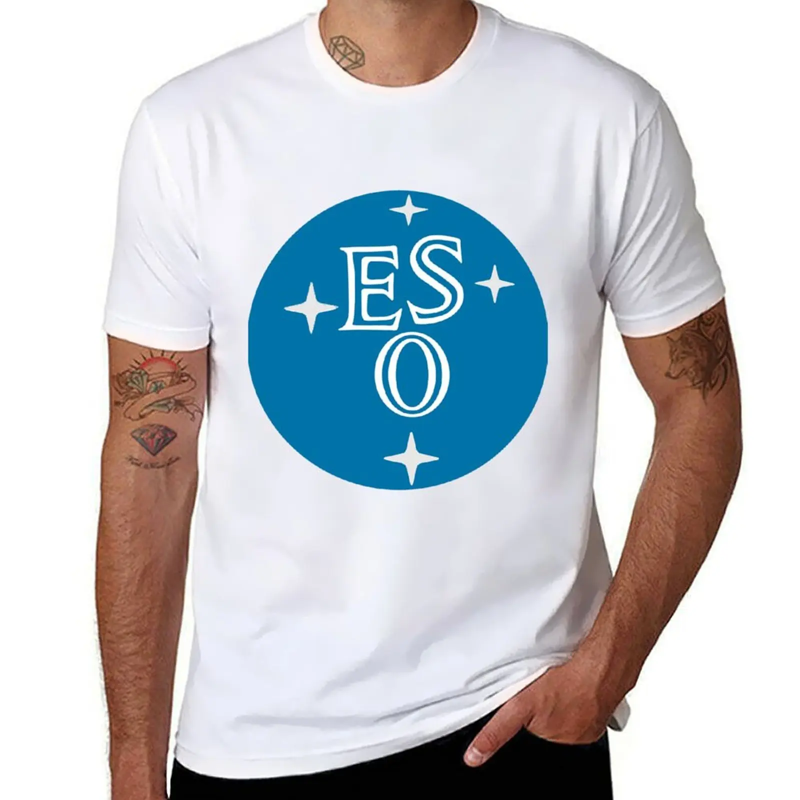 تي شيرت بشعار المرصد الأوروبي الجنوبي (ESO) تي شيرت للرجال تي شيرت برسوم جرافيك
