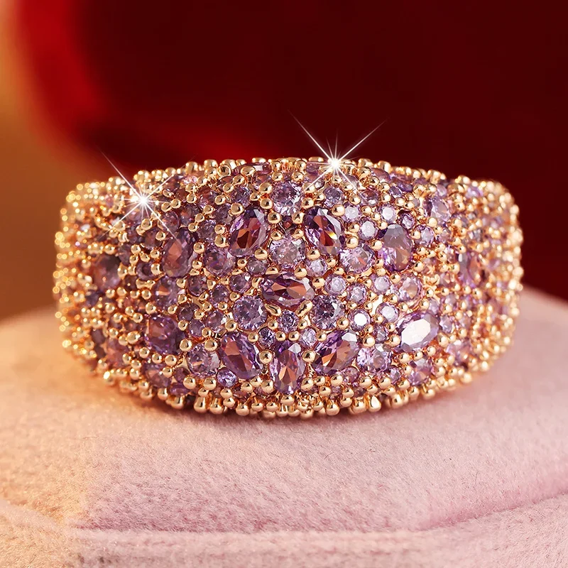 Luxuriöser breiter Damenring, wunderschöner, vollständig mit synthetischem Zirkon in Lila-Tönen besetzter Ring, Bankett- und Dinner-Schmuck mit eleganter Ausstrahlung – Detail 4