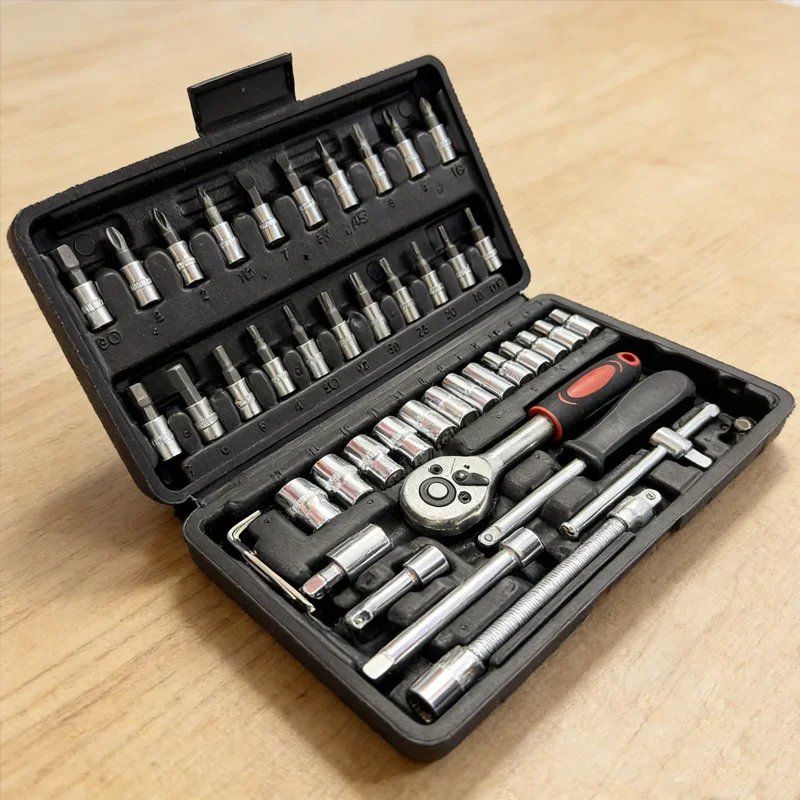 

Профессиональный набор инструментов из 46 предметов: торцевые ключи с трещоткой 1/4 дюйма, метрические и битовые головки, удлинители FQ4553-LJX