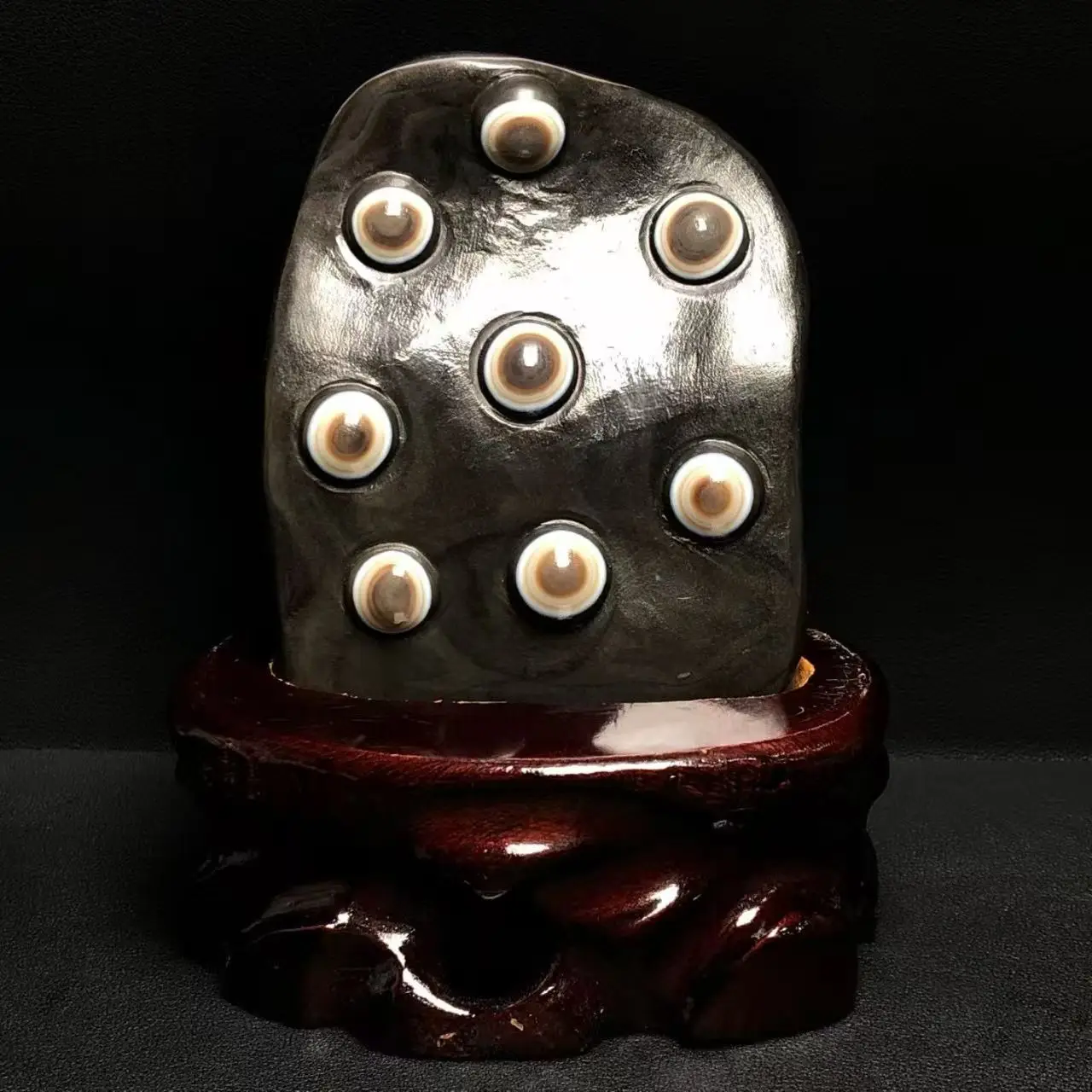 

Ornamental Tyanite with Six-word Mantra and Eight-Eyed Tyanthuk Offering Beads with wooden stand