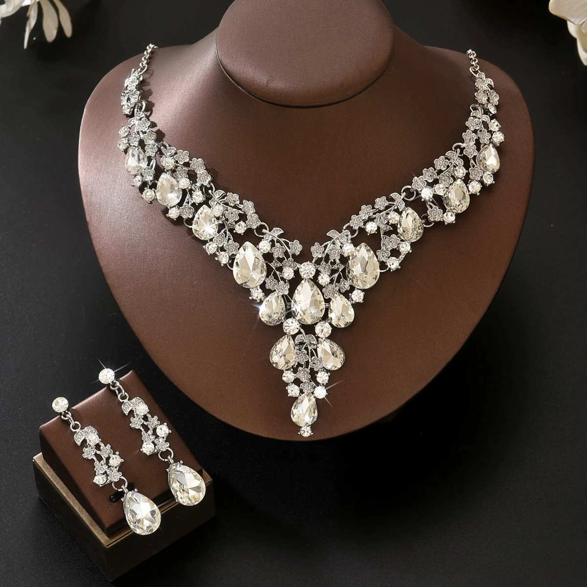 Edles Brautkleid mit Diamantbesatz, Prunkvolle Halskette, Ohrring-Set, Beliebtes Geschenk-Accessoire für Mädchen – Detail 4