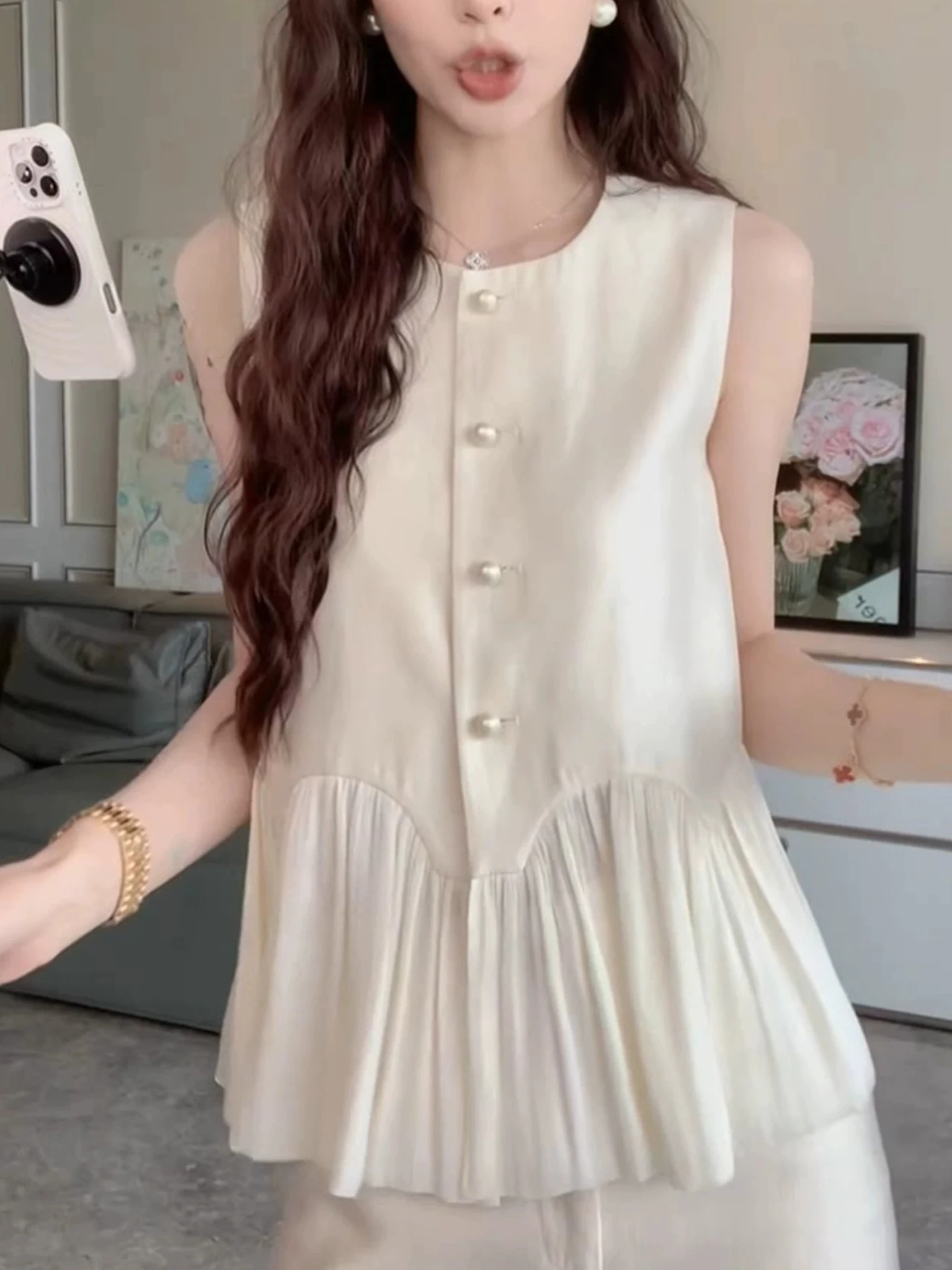 توب نسائي صيفي 2025 بتصميم أنيق وعصري بدون أكمام بزر واحد، مناسب للعمل والمناسبات اليومية.