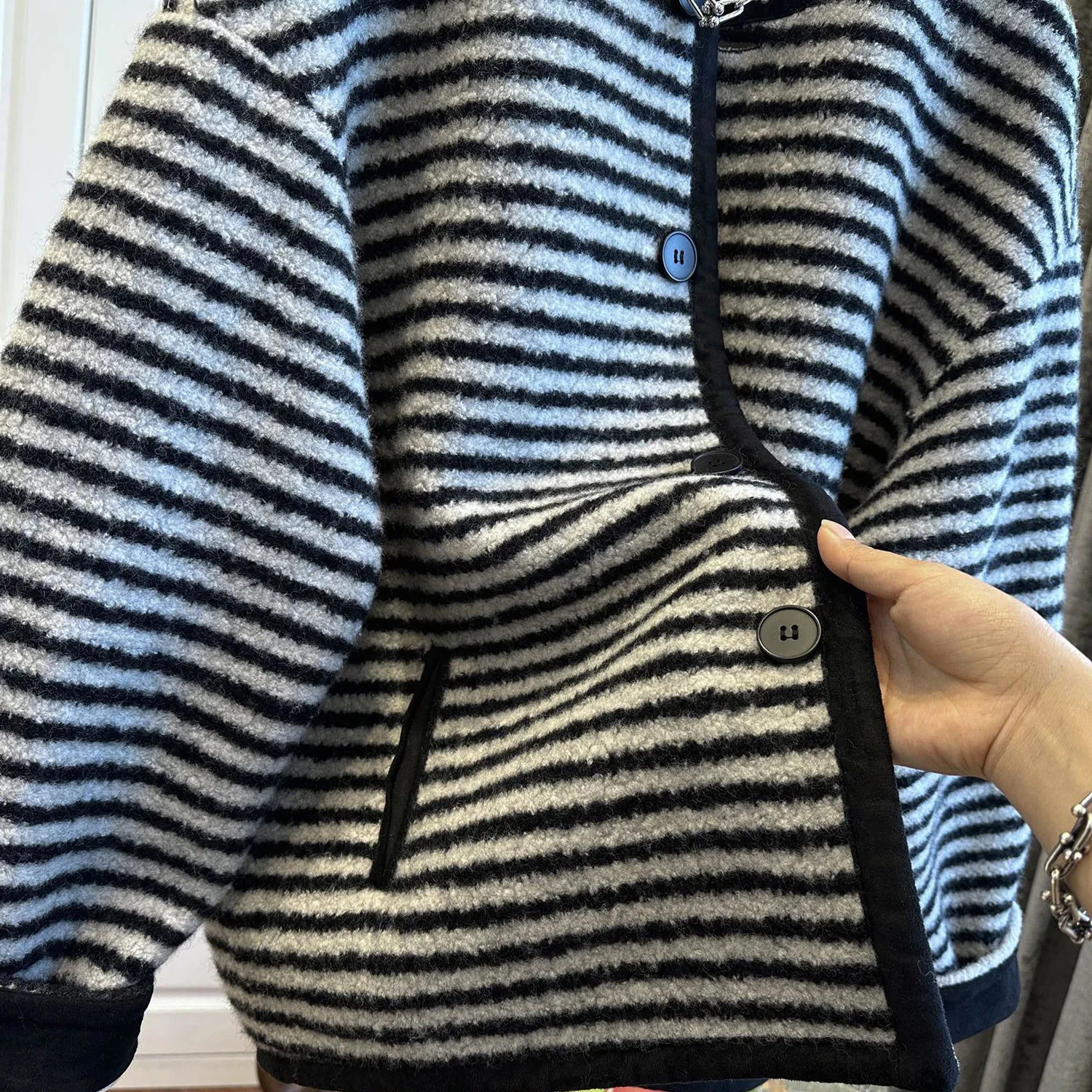 Abrigo a rayas de colores contrastantes para mujer estilo coreano Otoño Invierno abrigo suelto de lana de cordero con una hilera de botones Tops sueltos para mujer