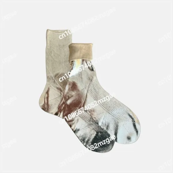 collants-en-soie-metallisee-qui-sont-a-la-pointe-des-tendances-de-la-mode