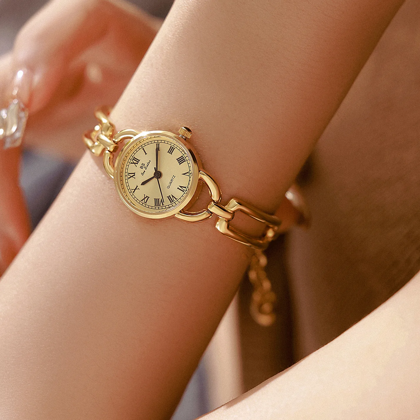 Reloj retro calado para mujer con números romanos, esfera pequeña, pulsera retro refrescante y veraniego, reloj de pulsera genuino para mujer, regalo