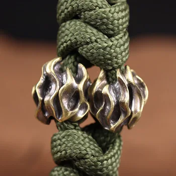 2 pz 4mm Foro Piccola Forma di Fiamma Coltello In Ottone Perline EDC Outdoor FAI DA TE Paracord Accessori Cordino Pendenti Torcia Elettrica impiccagioni