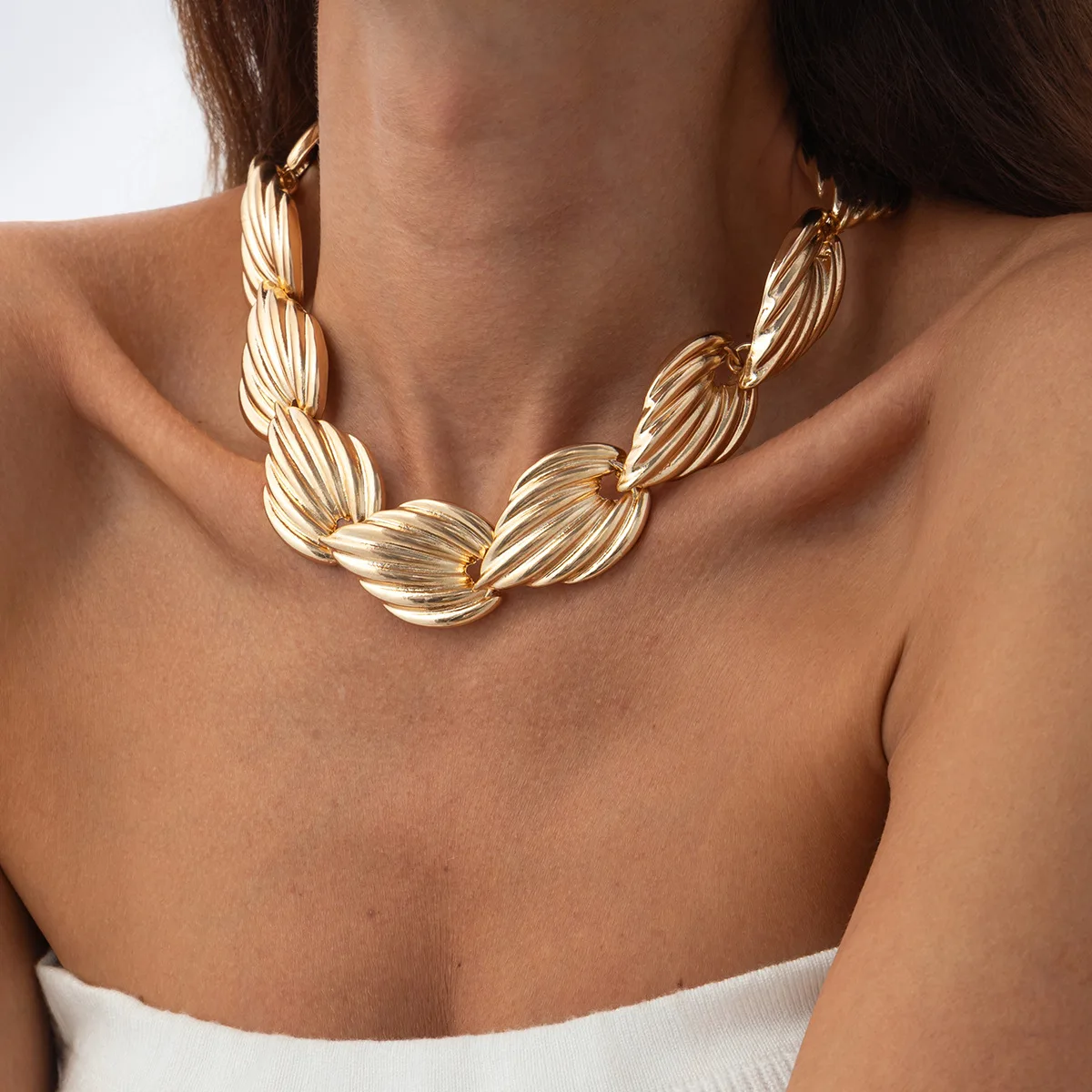 

New Arrivals Gold Color Alien Decorated Metallic Feeling Shell Strand Choker Necklace for Women Daily Party Jewelry Gift