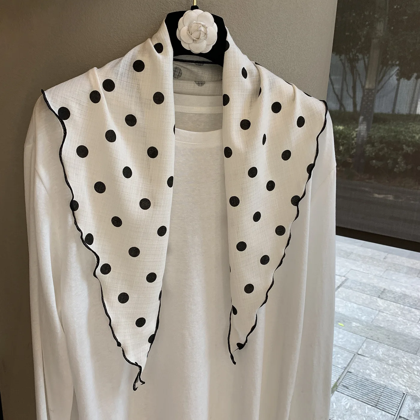 

Korean Version of Fashion Polka Dot Triangular Small Silk Scarf Versatile Thin Decorative Shawl Small Scarf Triangular Scarf