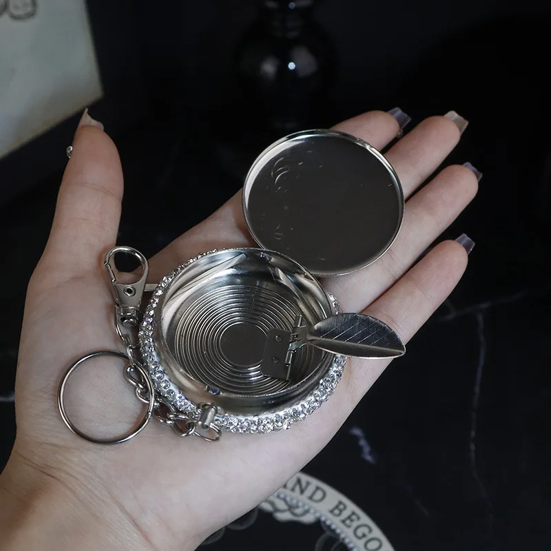 

Bling Rhinestone Round Metal Ashtray with Cover Keychain Pocket Ashtray Ash Case Cigarette Ash Tray Smoking Accessories