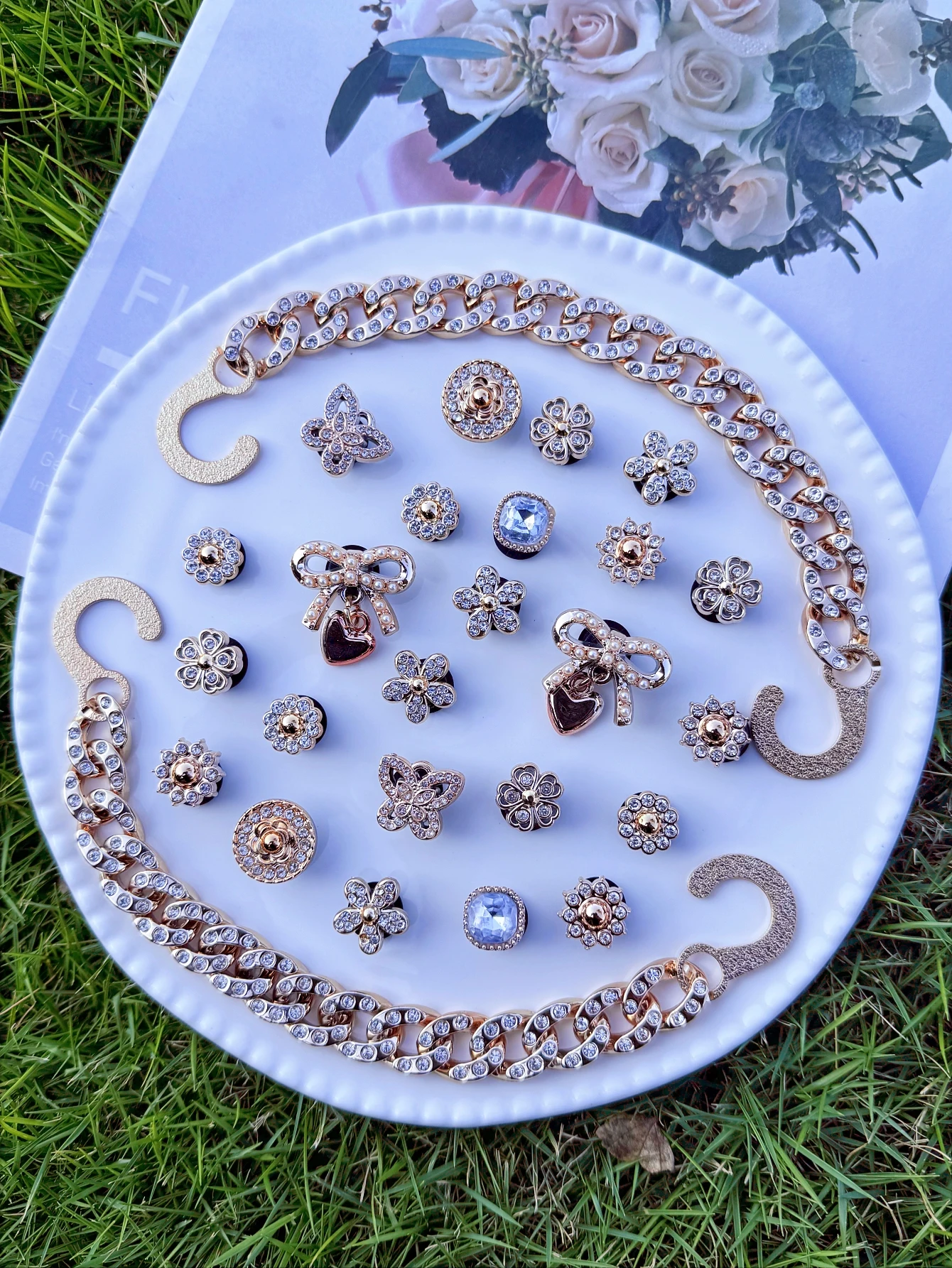 26 قطعة من الإكسسوارات الذهبية (أقواس قلادة، زهور الماس المنقطة، الفراشات الصغيرة، سلاسل الماس المنقطة، إلخ.) - من السهل