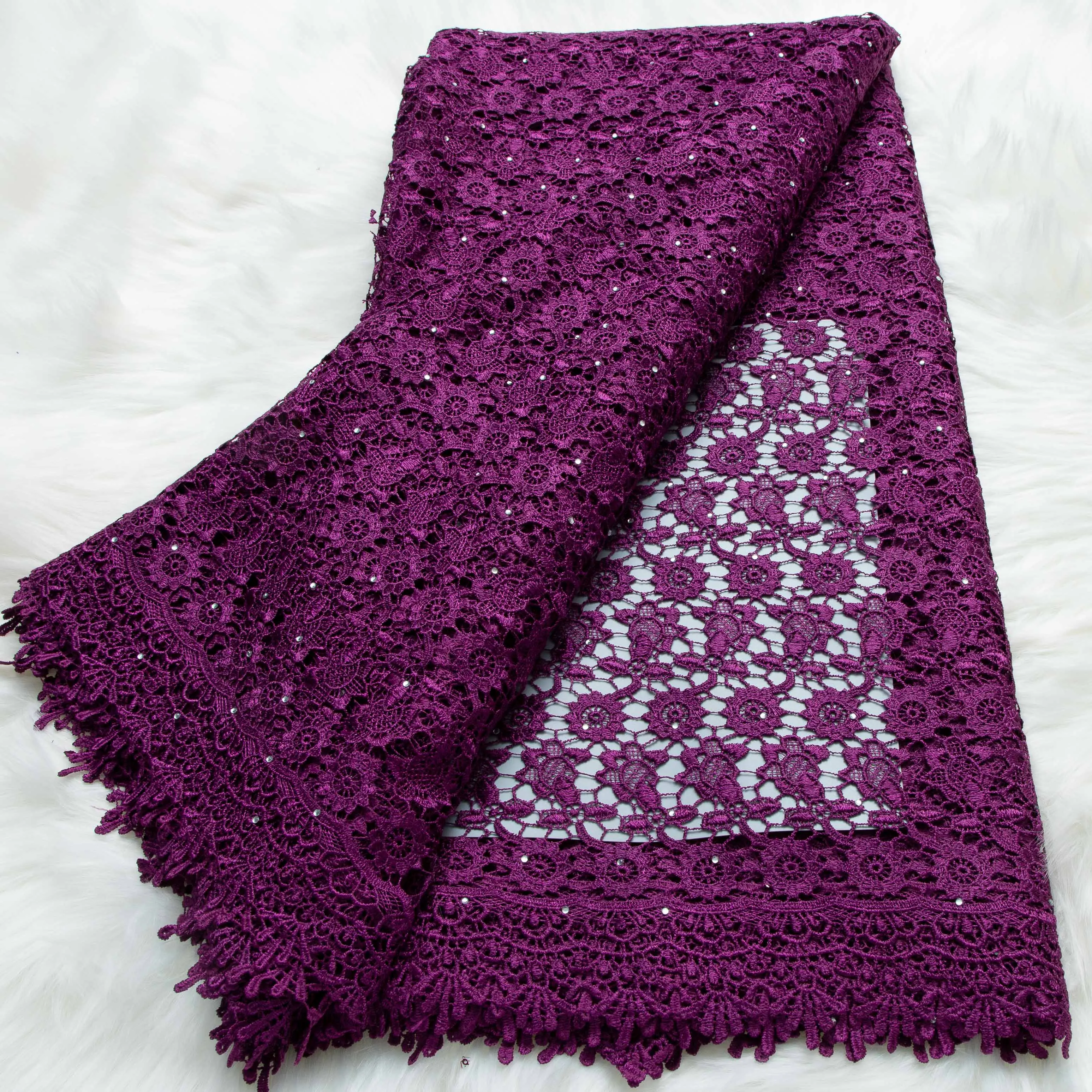 tissu-de-dentelle-guipure-africaine-de-luxe-avec-details-decoupes-et-couche-en-organza-broderie-de-pierres-florales-magenta-profond-pour-la-couture