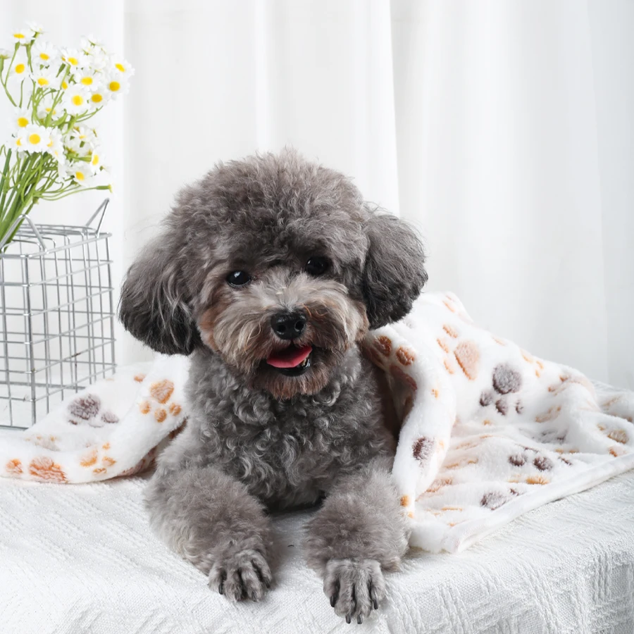 Flannel pet blanket can be used for both close-fitting warmth and temperature-locking as well as as a bed pad