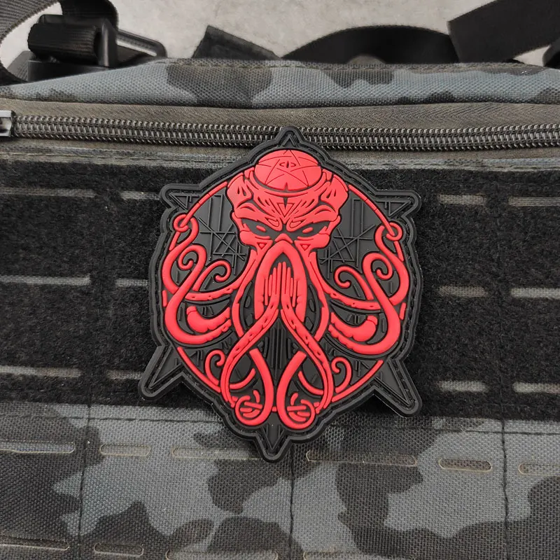 Parche 3D Cthulhu con efecto glow – PVC para mochilas y equipamiento - imagen 5