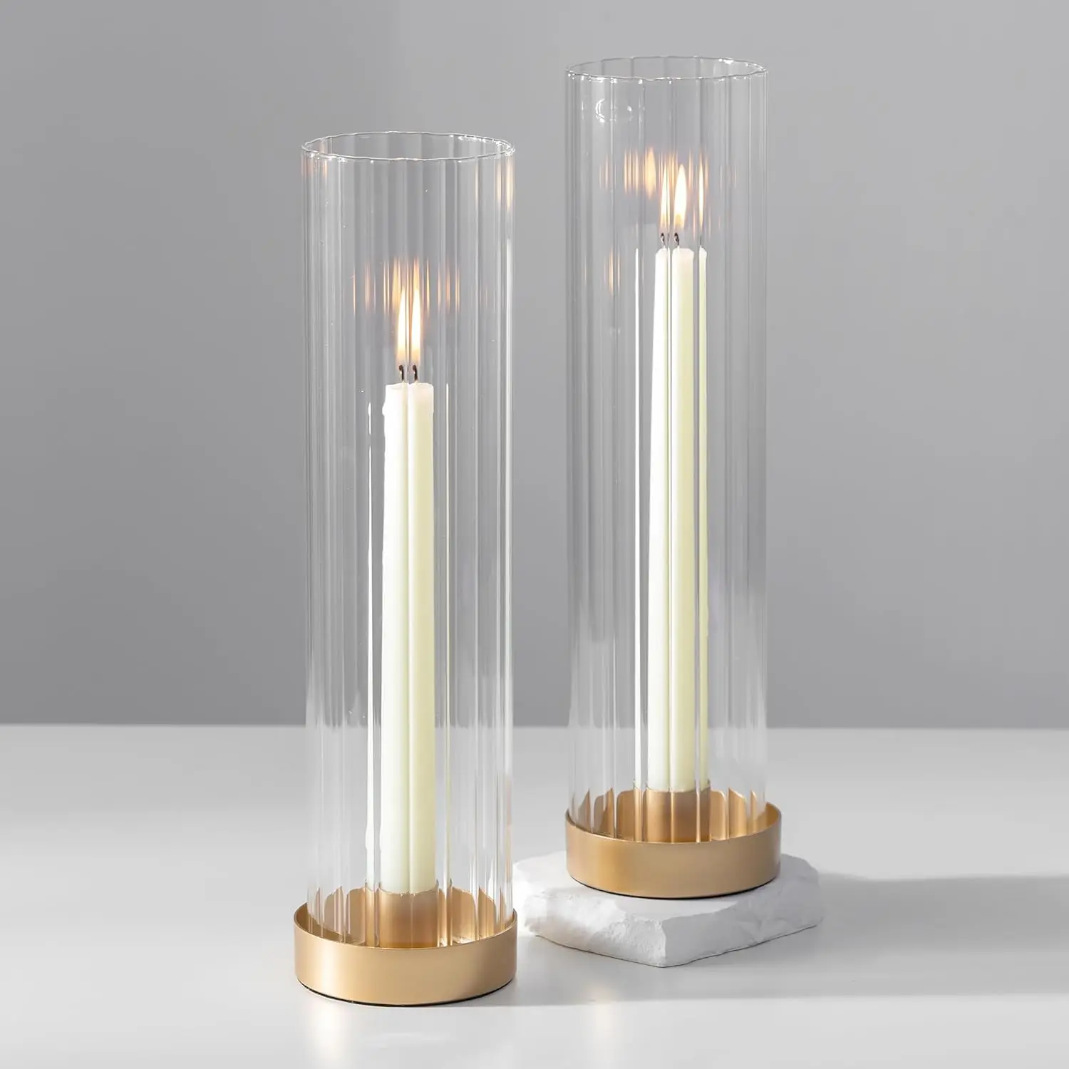 

Подсвечники Hewory Hurricane Glass: Набор из 2 золотых подсвечников с прозрачными цилиндрическими колпаками-накидками высотой 11 дюймов, для конических свечей.