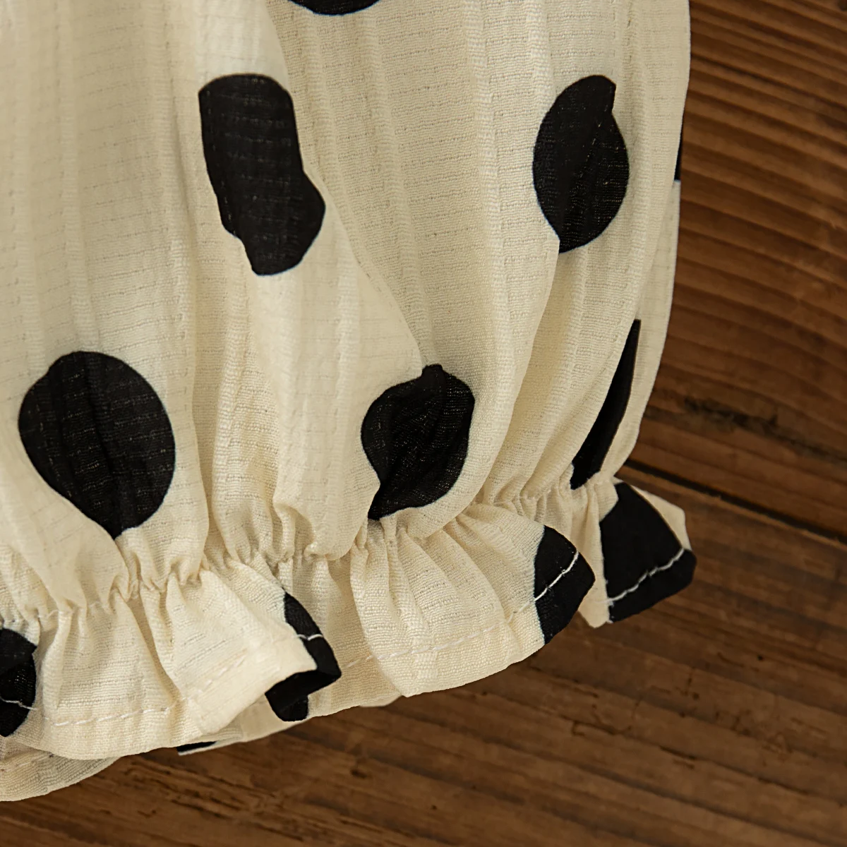 Koreanischer Stil für Kleinkinder, 2-teiliges Set, gepunktetes, ärmelloses Oberteil mit Schleife und Shorts, Sommer-Baumwoll-Outfit für Babys – Detail 9