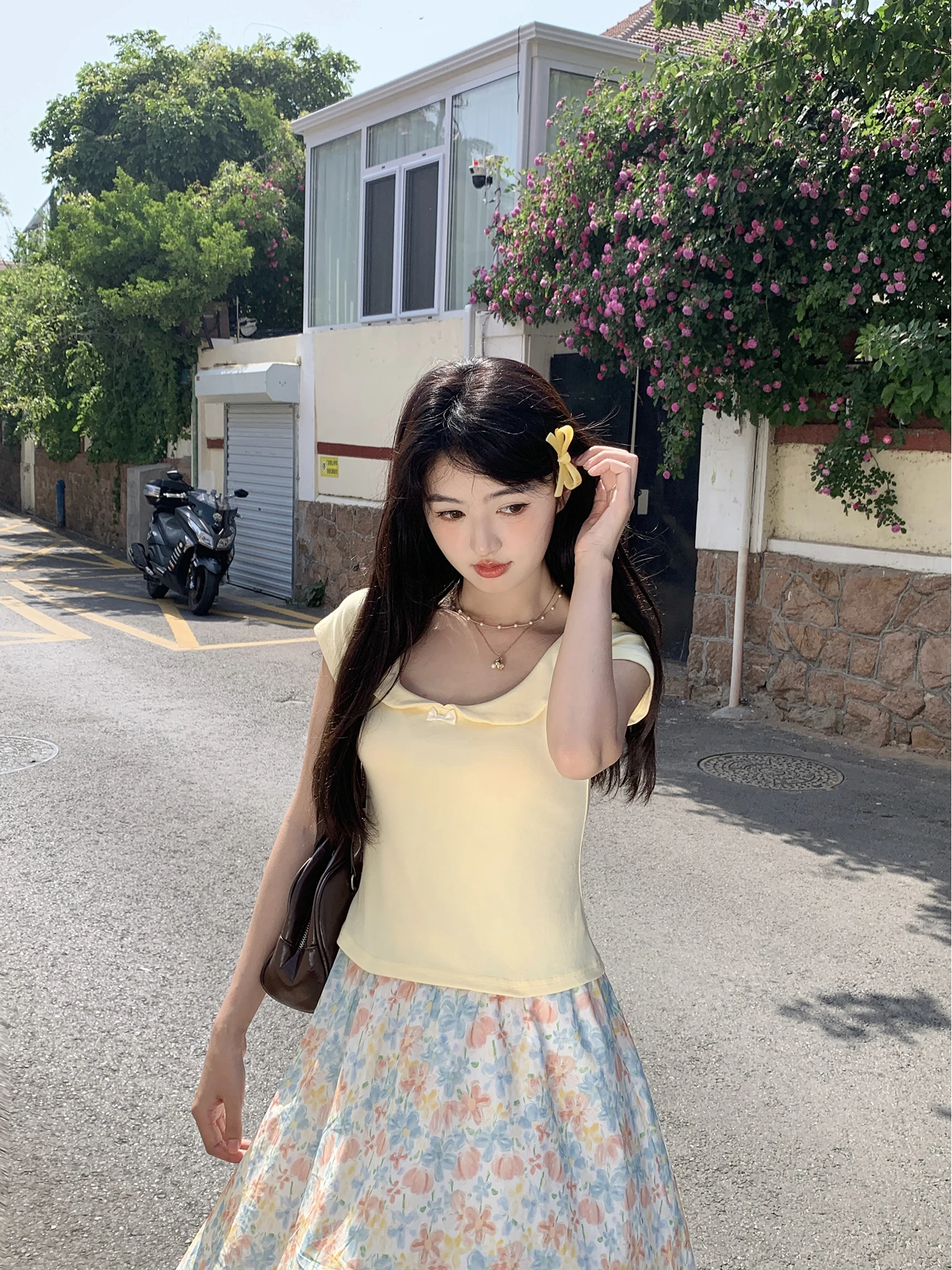 

Комплект Vanwenwen: футболка с коротким рукавом и воротником-стойкой с принтом «Принцесса» и цветочная юбка-полусолнце. Нежный стиль. Весенняя коллекция.