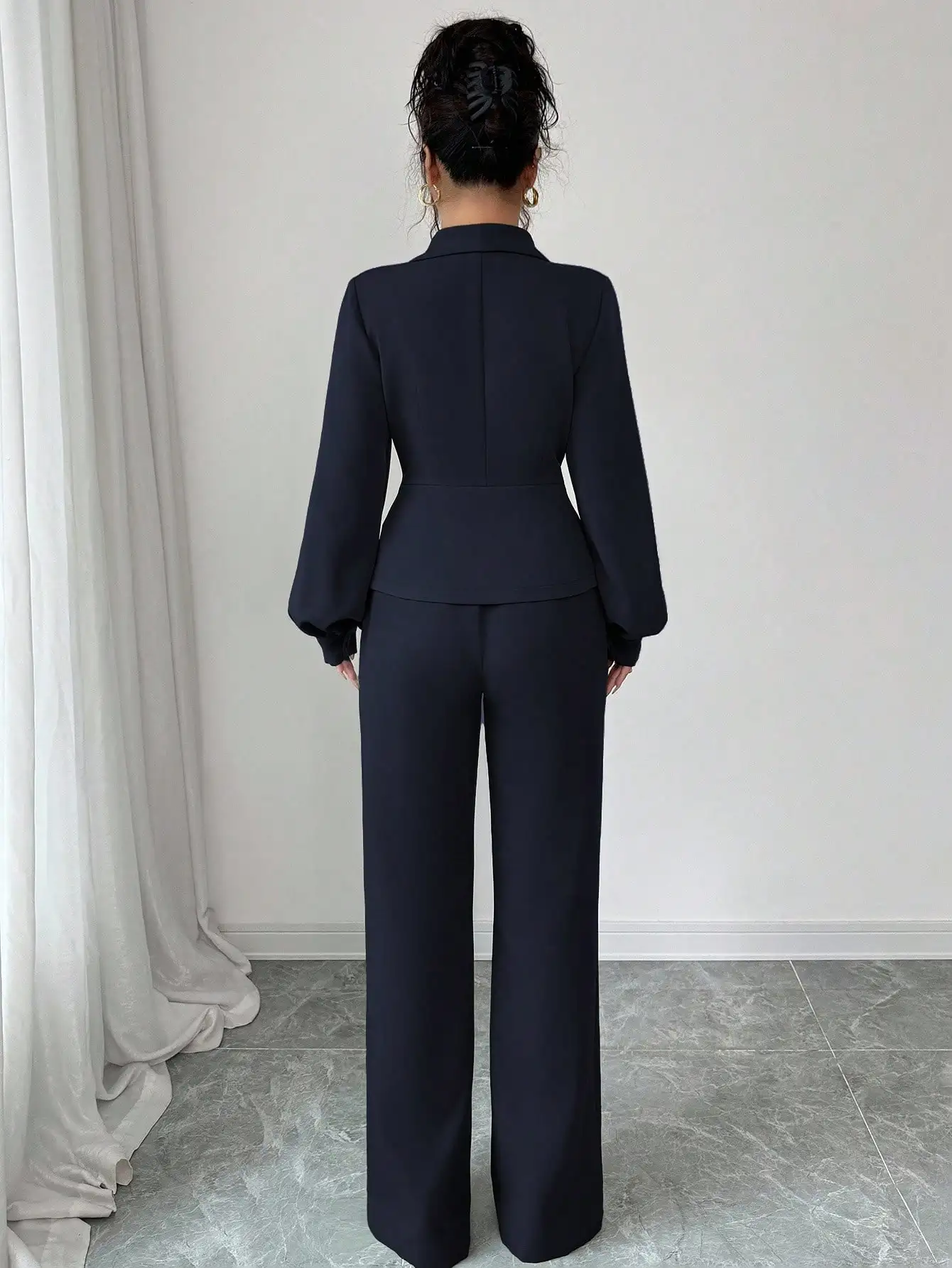 

Элегантный женский повседневный костюм с пиджаком и брюками-клеш с рукавами-фонариками и перекрестным воротником