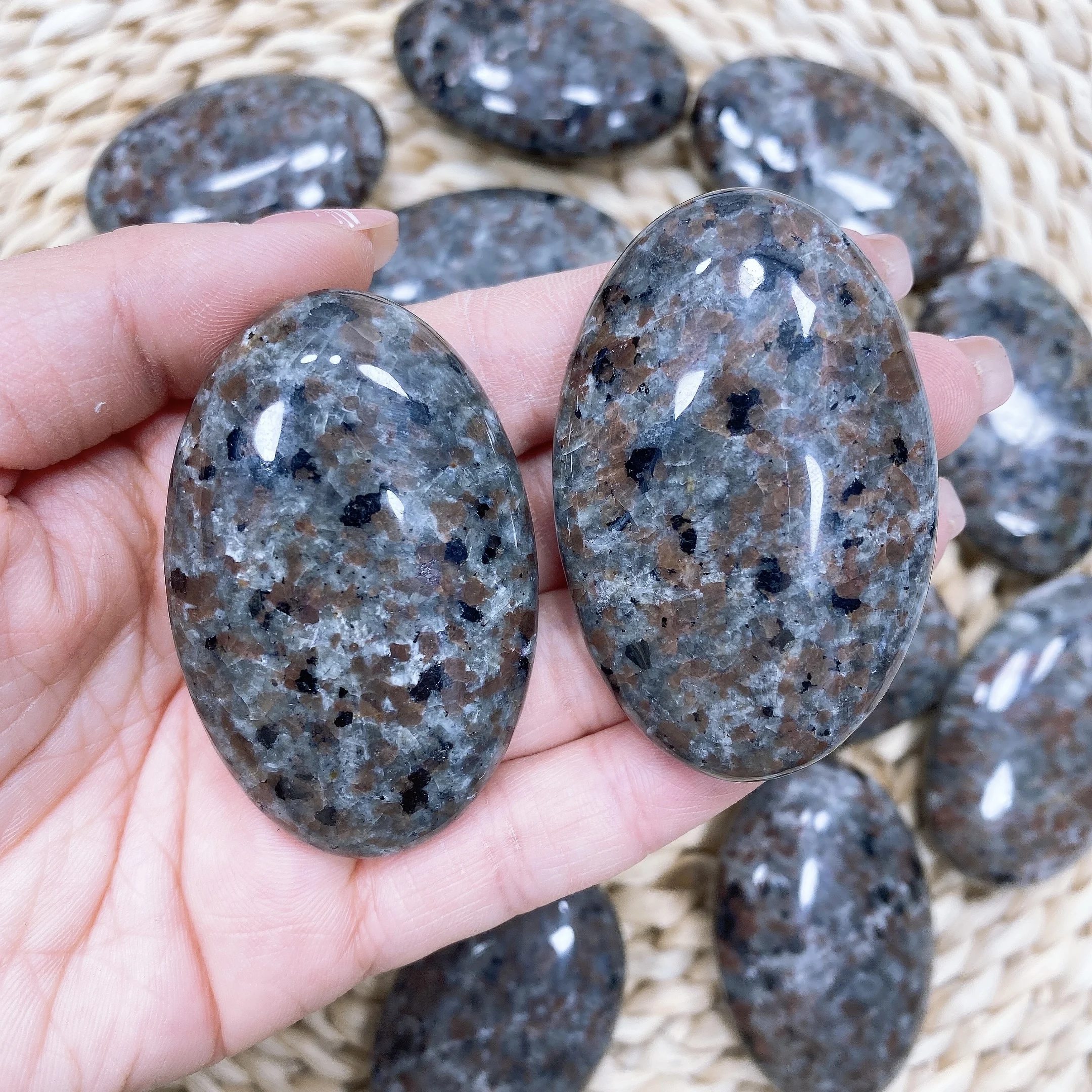 Natural Yooperlite Stone Hot Compress Massage Palm Stone Crystal Health Reiki Healing Fingertip Toy Home Decor Powerful Gift