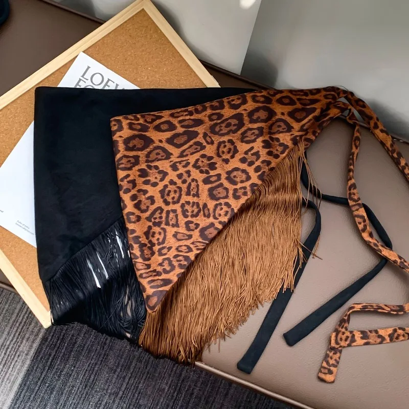 

Ретро-украшение с кисточкой и леопардовым принтом в сочетании с юбкой и джинсами, нишевый треугольный шарф