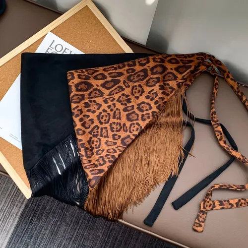 Imagen 1 del producto Decoración retro con estampado de leopardo y borlas combinada con falda y diseño de jeans Bufanda triangular de nicho