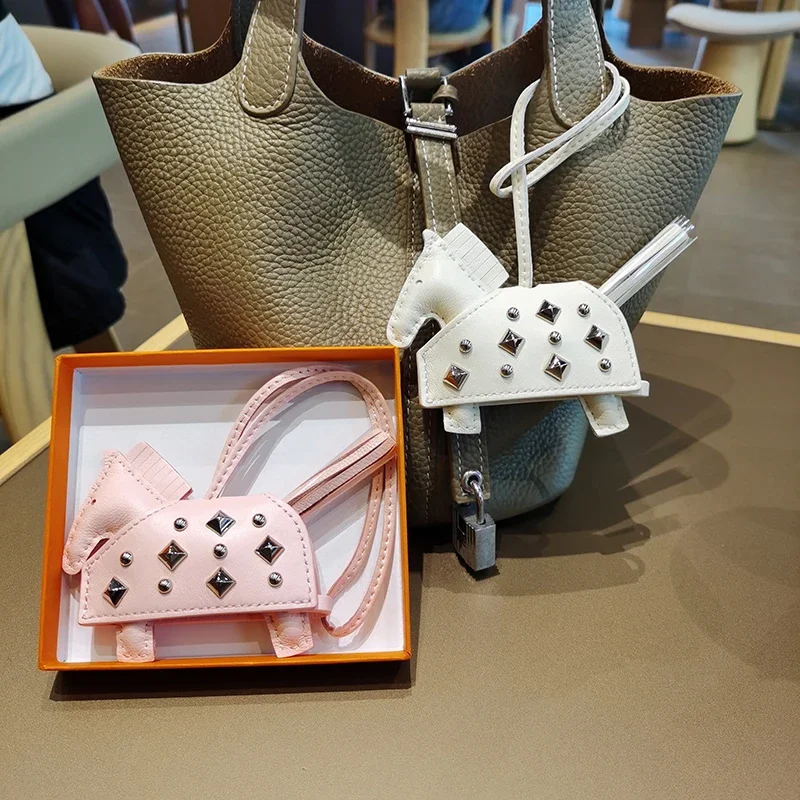 

Подвеска «Пони», подвеска для автомобиля, подвеска для ключей, кожа ручной работы, новые заклепки, боевая лошадь, подвеска для сумки.