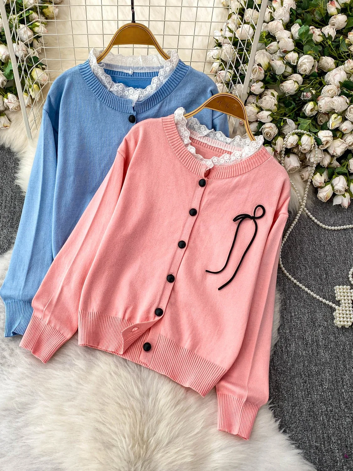 เสื้อถักนิตติ้งผู้หญิงทรงหลวมสไตล์เกาหลี สีชมพูแต่งขอบลูกไม้ กระดุมเดี่ยว ดีไซน์ปม ผ้าเนื้อนุ่ม สวมใส่สบาย เหมาะสำหรับเดินทาง