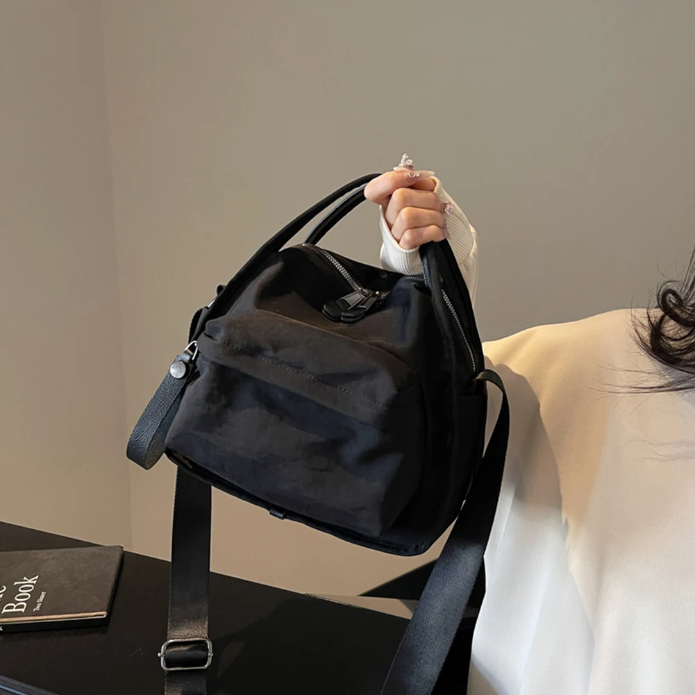 حقيبة نسائية خفيفة الوزن ذات سعة كبيرة حقيبة كروس كاجوال بلون سادة حقيبة كتف متعددة الاستخدامات للسفر والتسوق وحقيبة تاريخ العمل