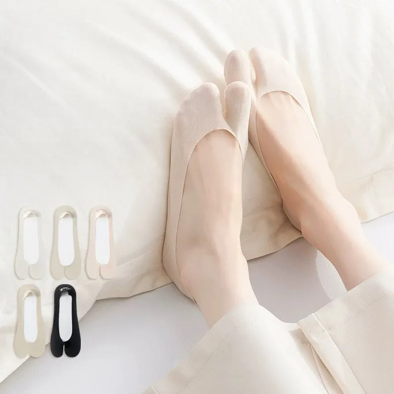 1/2Pairs Japanese Style Tabi Socks Women Invisible Toe-separated Sock Thin Silicone Anti Slip Socks with Sponge Pads At Forefoot