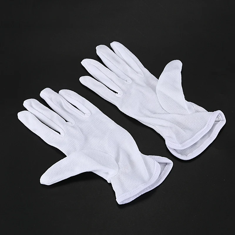 Par de guantes protectores antideslizantes de algodón blanco para conducir