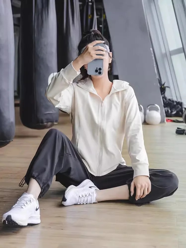 

Модный спортивный костюм для женщин: весенне-осенний комплект для спортзала, йоги, повседневных тренировок и утренних пробежек – быстросохнущий топ и свободная верхняя одежда (футболка)