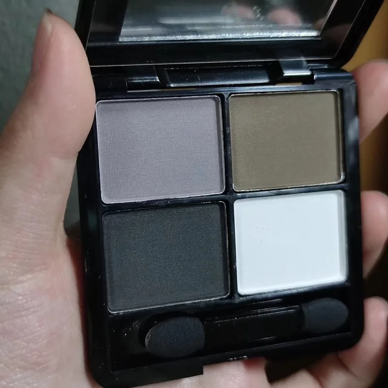 4 色のアイシャドウ パレット グレー & ブラック スモーキー マット パール光沢のあるシマー ブライトニング ベース アイメイクアップ プライマー アプリケーション ツール付き